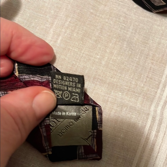 Geometric Patterned Tie in Red and Black - Picture 5 of 10